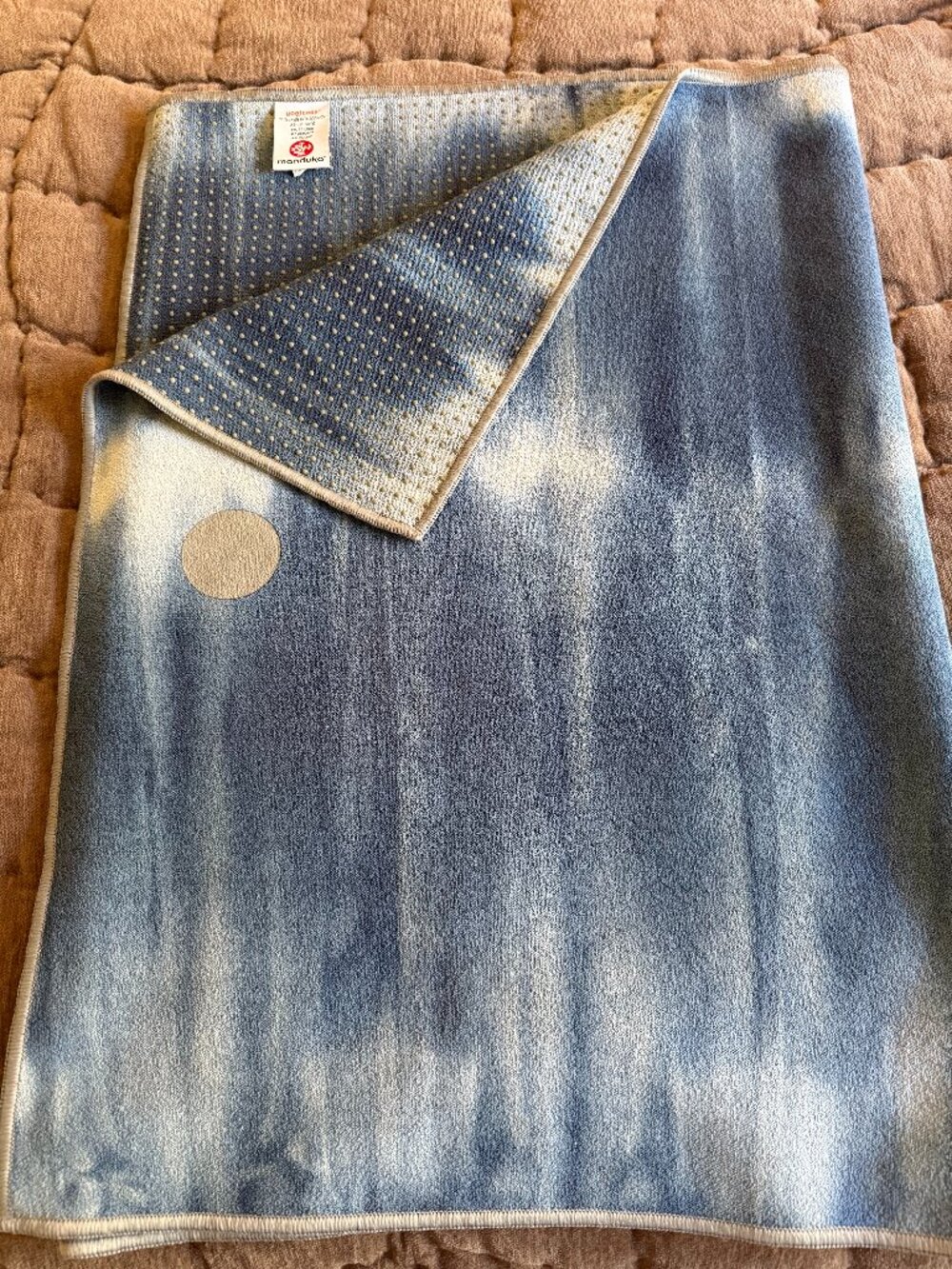 Manduka Yogitoes Skidless Mat Towel in Tidal Tye Dye